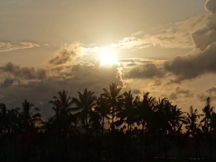 バリ島ウブド近郊から望む朝陽